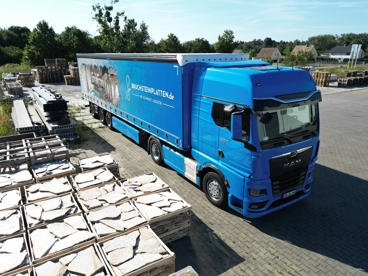MAN-Sattelzug von Schwedt Logistik beim Transport von Naturstein und Palettenware