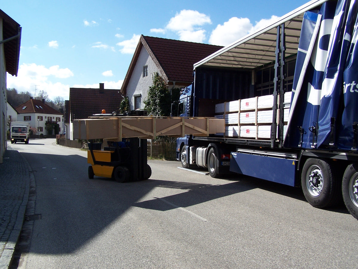 Entladung von Palettenware durch Schwedt Logistik mit Gabelstapler beim Kunden